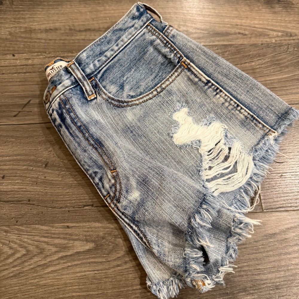 Hollister‎ High Rise Distressed Denim Shorts Light Wash Frayed Hem Size 5 W27